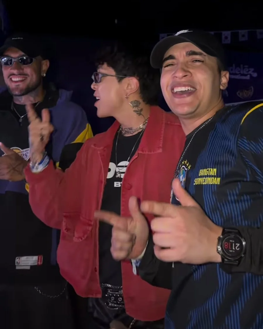 Fabio Akira de jaqueta vermelha, Ed de Jesus com camisa azul do BTS e MC Binn no show do BTS no MorumBIS