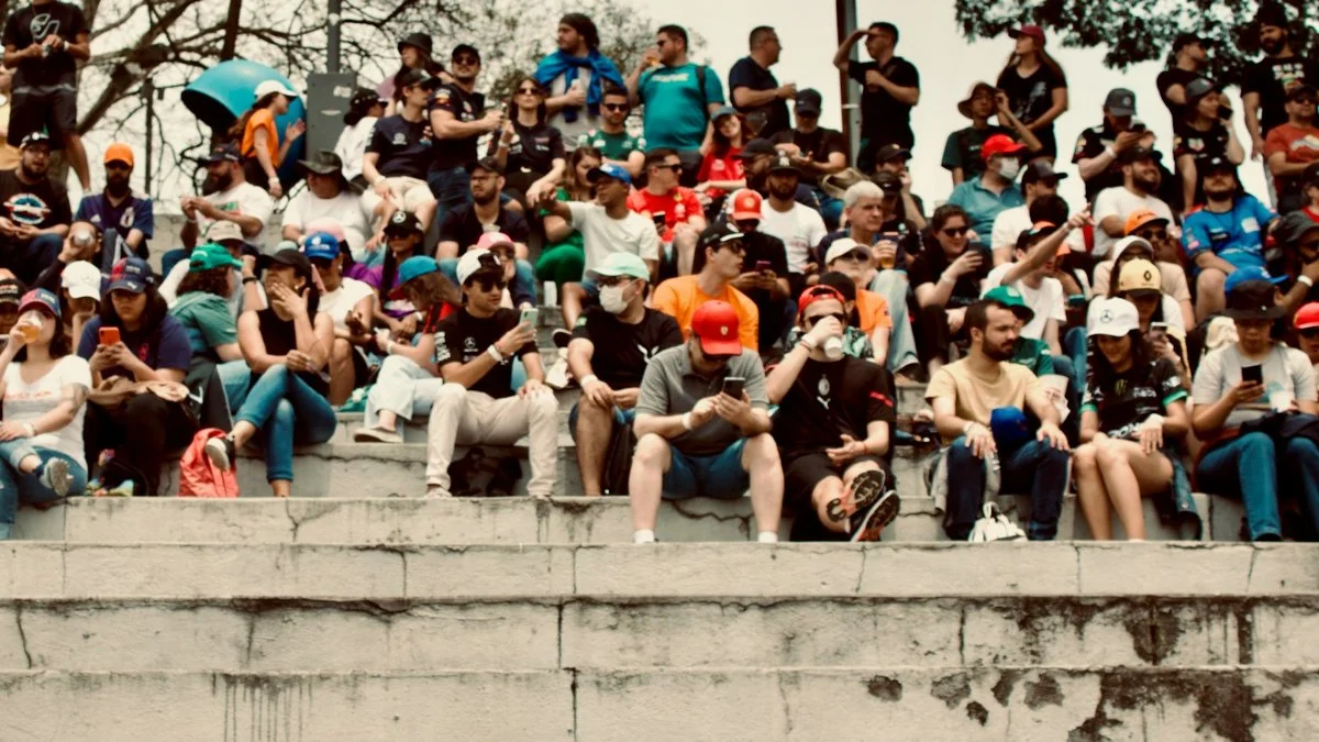 F&atilde;s jovens de F&oacute;rmula 1 na arquibancada do Aut&oacute;dromo de Interlagos, em S&atilde;o Paulo