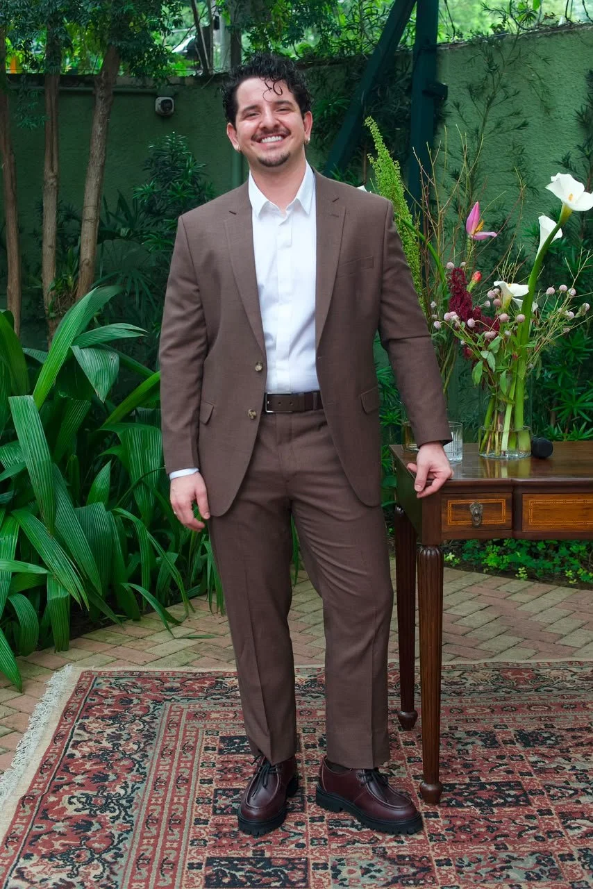 Gabriel Vaccaro de alfaiataria marrom e camisa branca no casamento com Gabie Fernandes