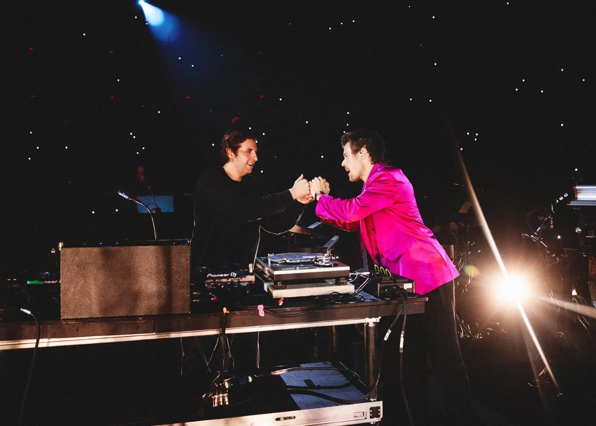 Harry Styles de terno rosa no palco do Madison Square Garden durante a resid&ecirc;ncia Together, Together