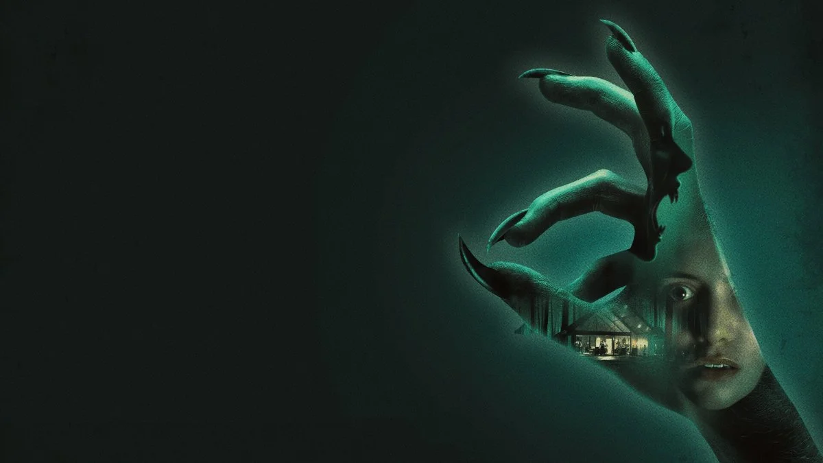 Arte de Devorador com a m&atilde;o com garras da vampira Dearg-Due segurando o rosto de uma jovem, filme que estreia na HBO Max
