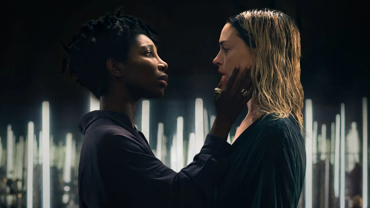 Michaela Coel e Anne Hathaway frente a frente em cena de Mother Mary, filme que estreia na HBO Max