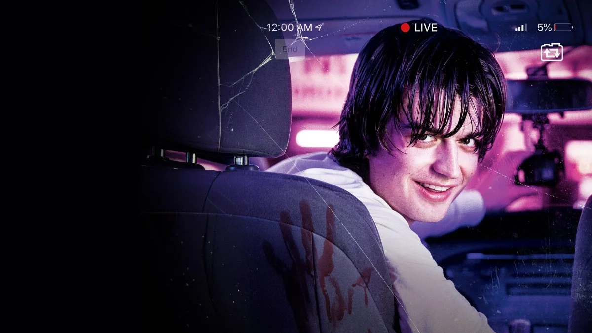 Joe Keery como Kurt ao volante em Spree: Viagens Sem Limite, filme dispon&iacute;vel na HBO Max