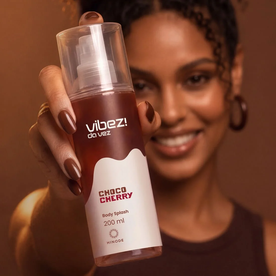 Modelo segura body splash da linha vibez! da vez, da Hinode