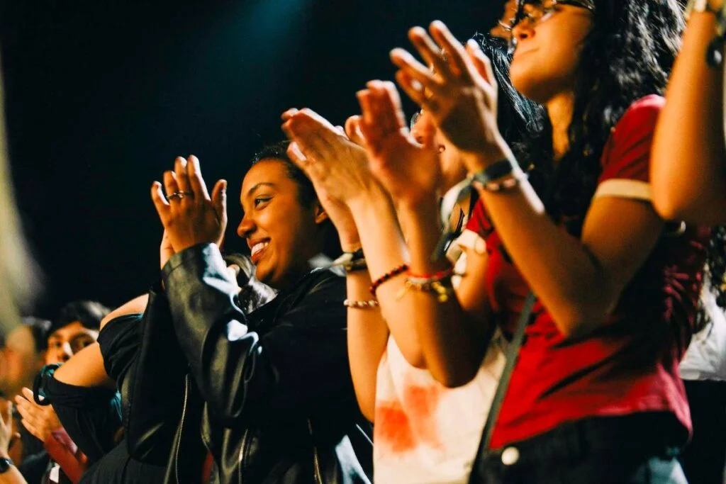 Fãs aplaudindo durante o show do Jão gravado para o Spotify em São Paulo