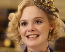 Elle Fanning, que vive Effie Trinket em Jogos Vorazes: Amanhecer na Colheita