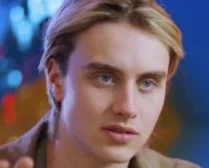 Joseph Zada como Haymitch Abernathy em Amanhecer na Colheita