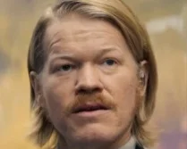 Jesse Plemons como Plutarch Heavensbee em Amanhecer na Colheita