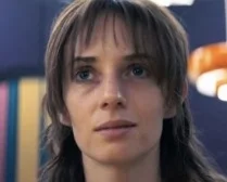 Maya Hawke como Wiress em Amanhecer na Colheita