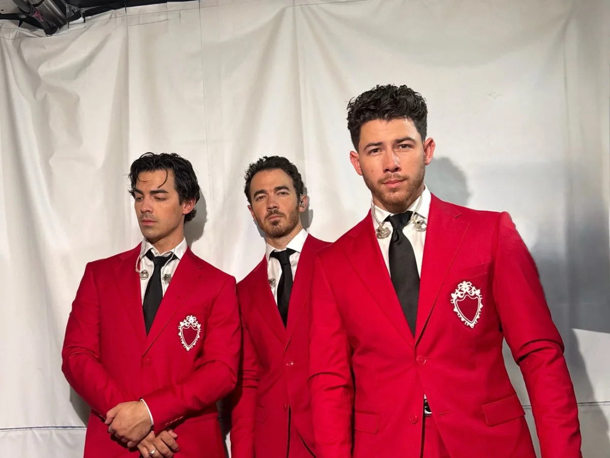 Kevin, Joe e Nick Jonas de terno vermelho na Burning Up Tour All Over Again