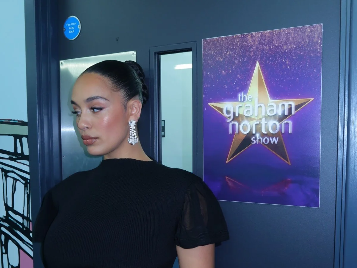 Jorja Smith nos bastidores do Graham Norton Show