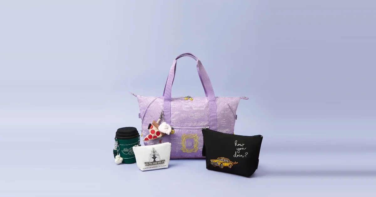 Kipling x Friends: collab leva série icônica para diversos itens da marca