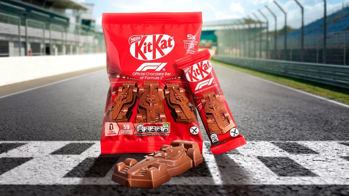 Pacote e barra do carrinho de chocolate KitKat da F&oacute;rmula 1 em formato de carro de corrida