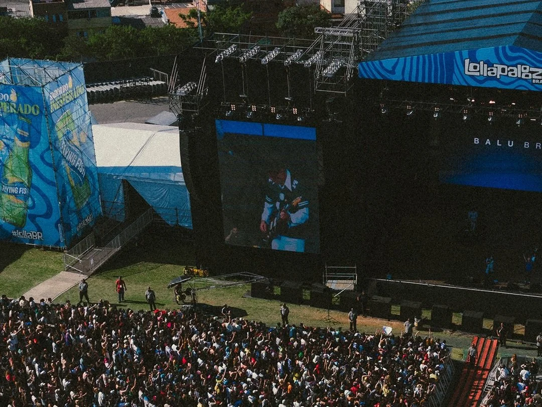 Vista do alto do p&uacute;blico em frente ao palco no Lollapalooza Brasil 2026, no Aut&oacute;dromo de Interlagos