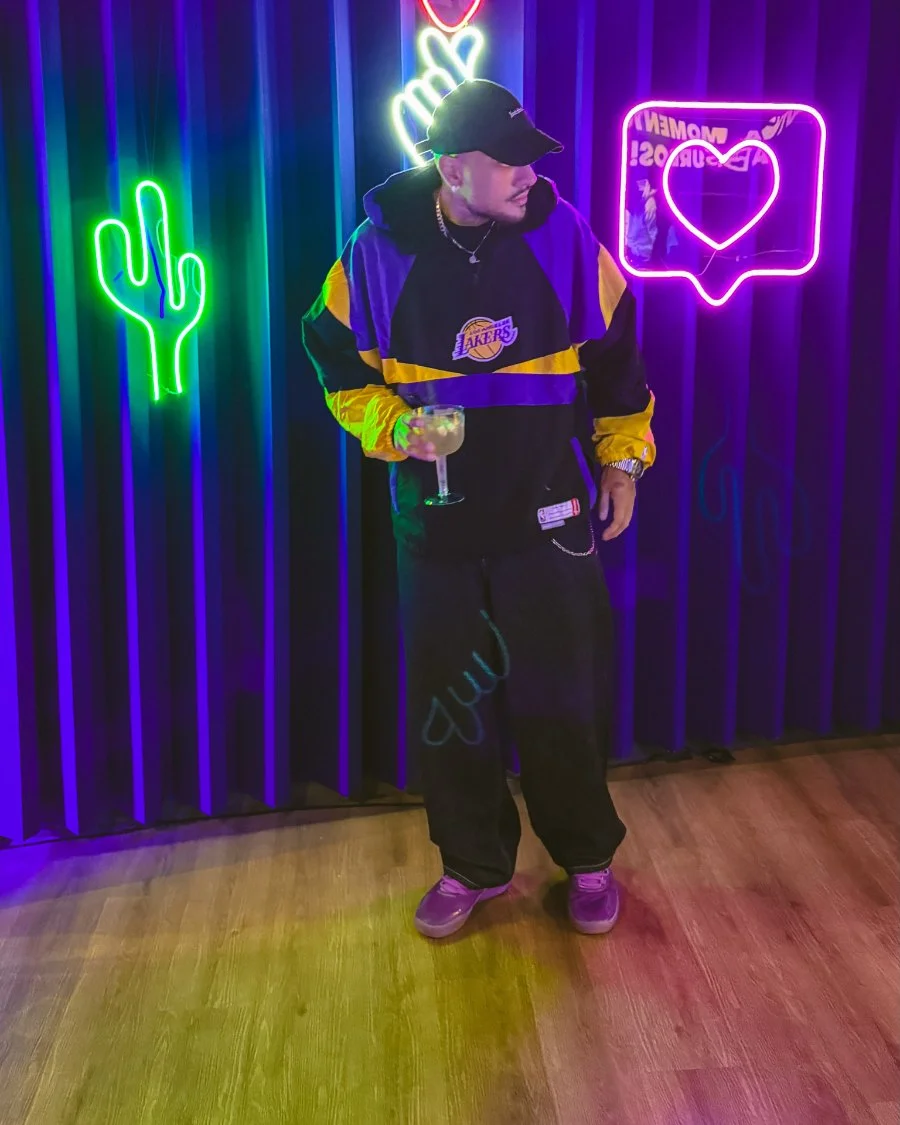 MC Binn com jaqueta roxa, amarela e preta e t&ecirc;nis roxo no show do BTS no MorumBIS