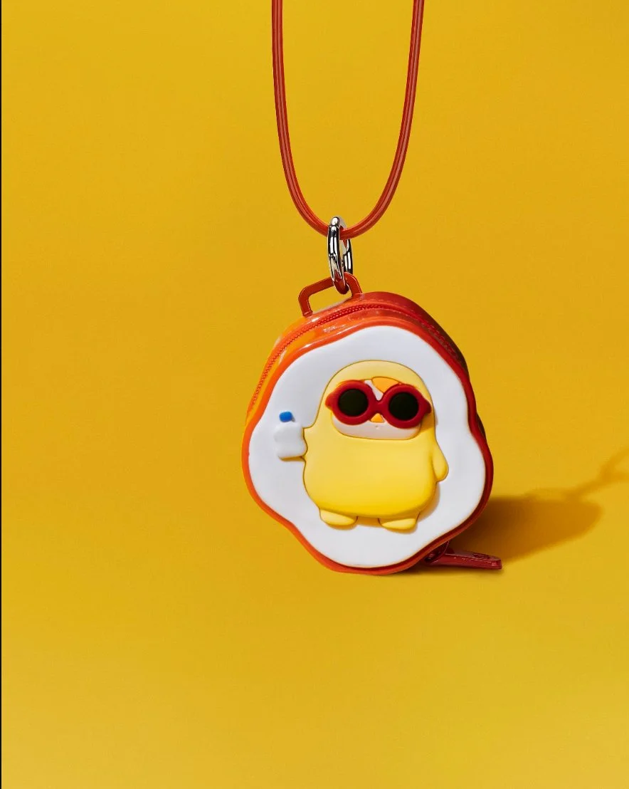 Melissa Bag + POP MART PUCKY em formato de ovo frito com a PUCKY de óculos vermelhos
