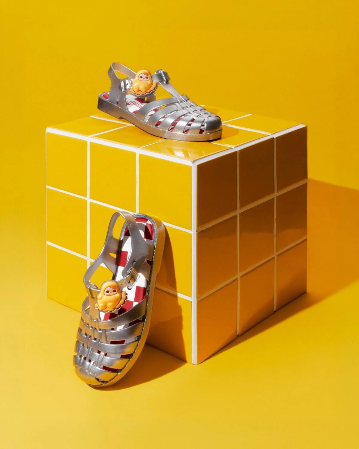 Melissa Possession prata da collab Melissa e POP MART com charm da PUCKY