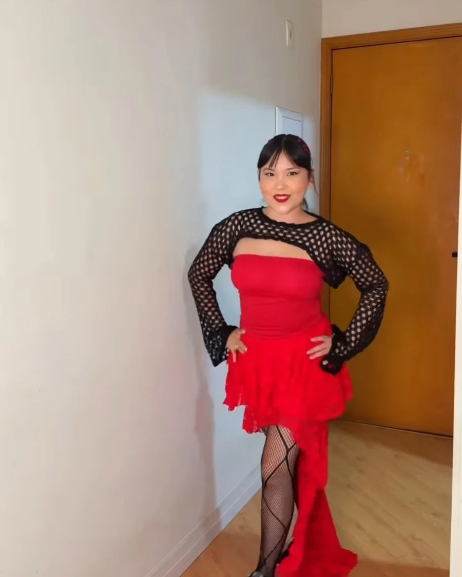 Michelly Tanino com vestido vermelho de babados, bolero preto de croch&ecirc; vazado e meia arrast&atilde;o, look para o show do BTS