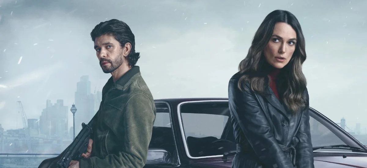 Ben Whishaw e Keira Knightley como Helen em Black Doves, s&eacute;rie de espionagem da Netflix que ganha segunda temporada em novembro