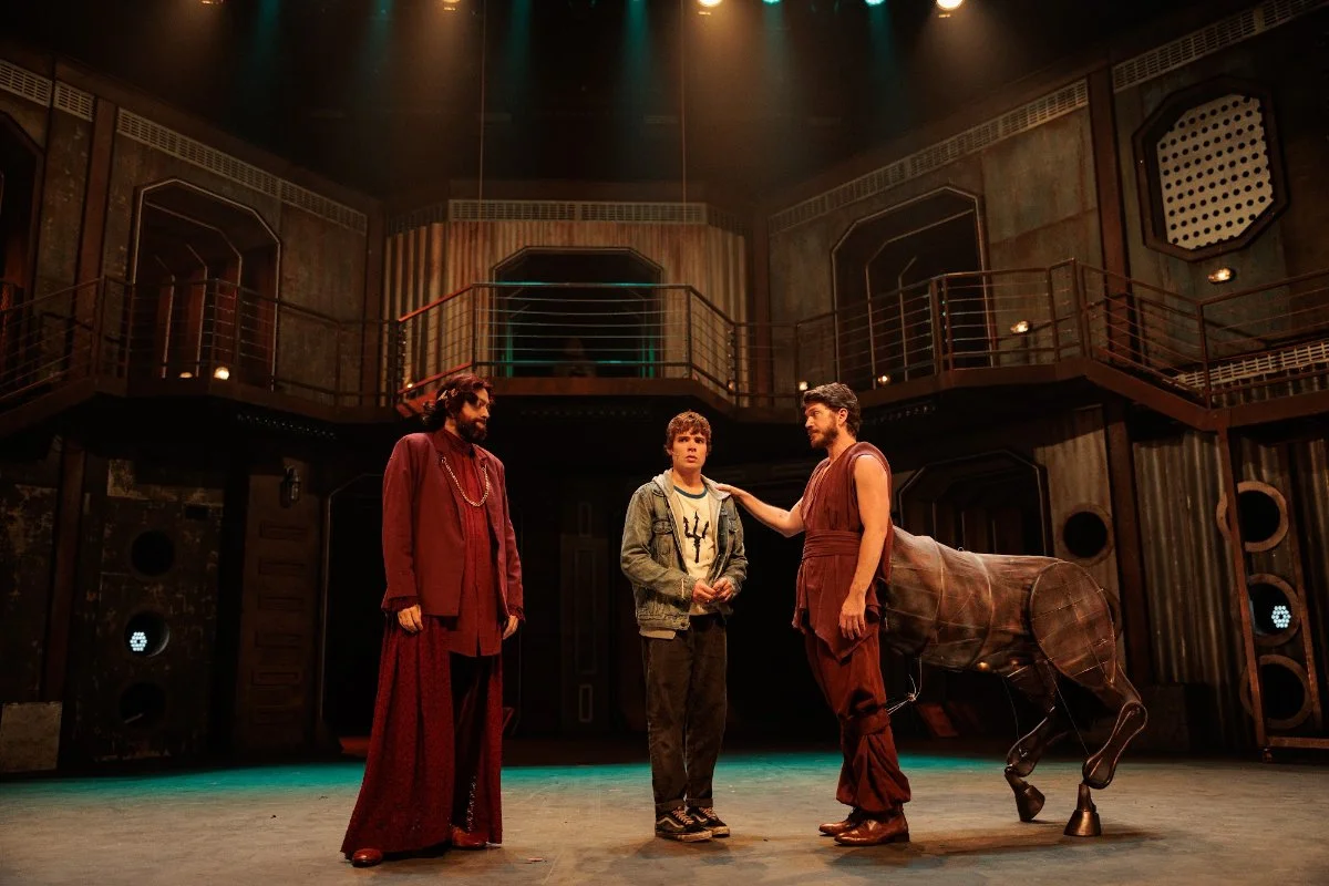 Cena do musical Percy Jackson O Ladr&atilde;o de Raios com o centauro no palco