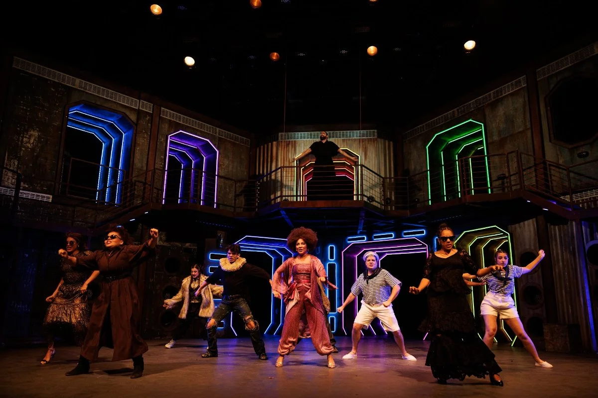 Elenco do musical Percy Jackson O Ladr&atilde;o de Raios em cen&aacute;rio com luzes neon