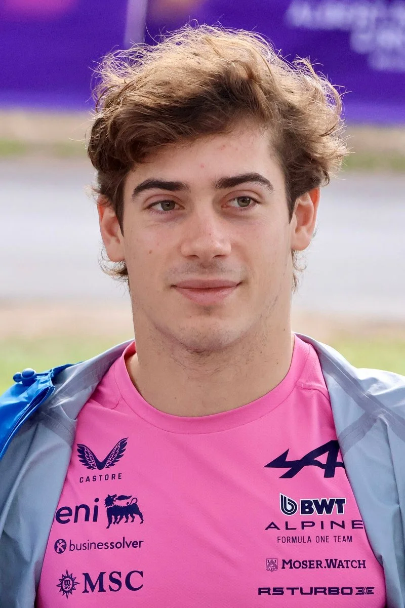 Franco Colapinto, piloto da Alpine, sorrindo no GP da Austr&aacute;lia 2026