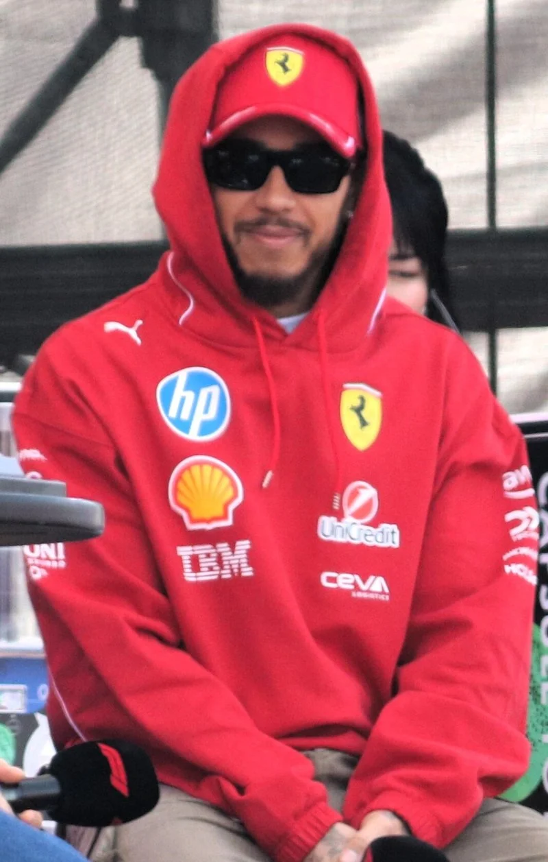 Lewis Hamilton com moletom vermelho da Ferrari no palco da fan zone do GP do Jap&atilde;o