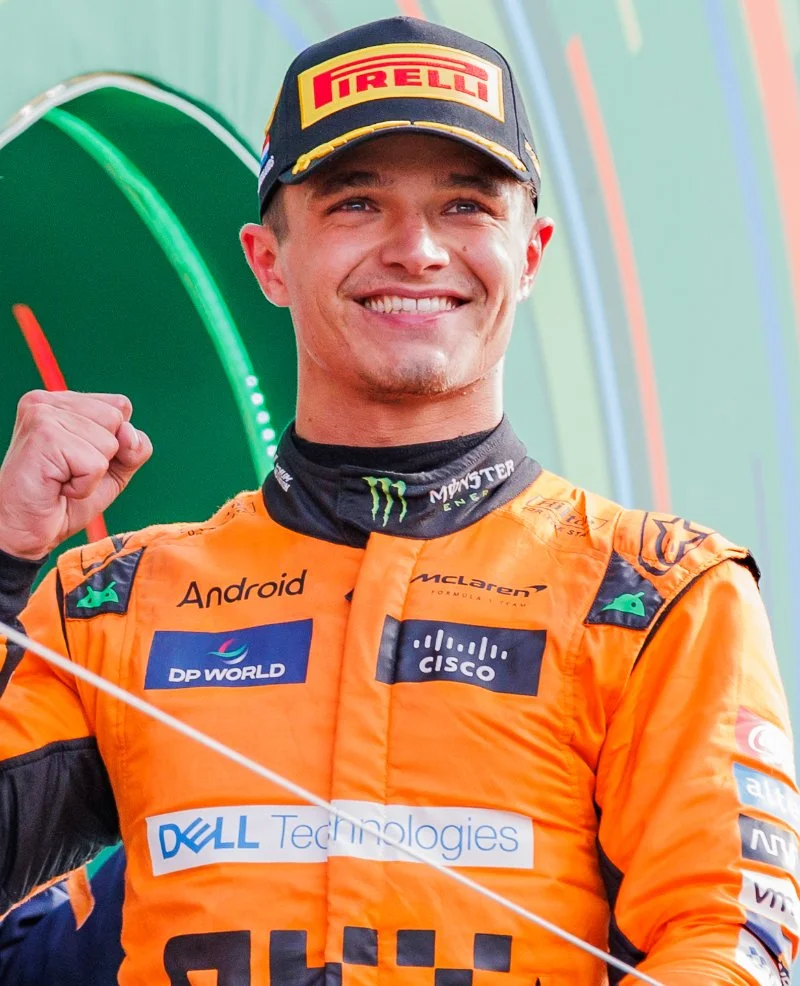 Lando Norris, piloto da McLaren, comemorando no p&oacute;dio