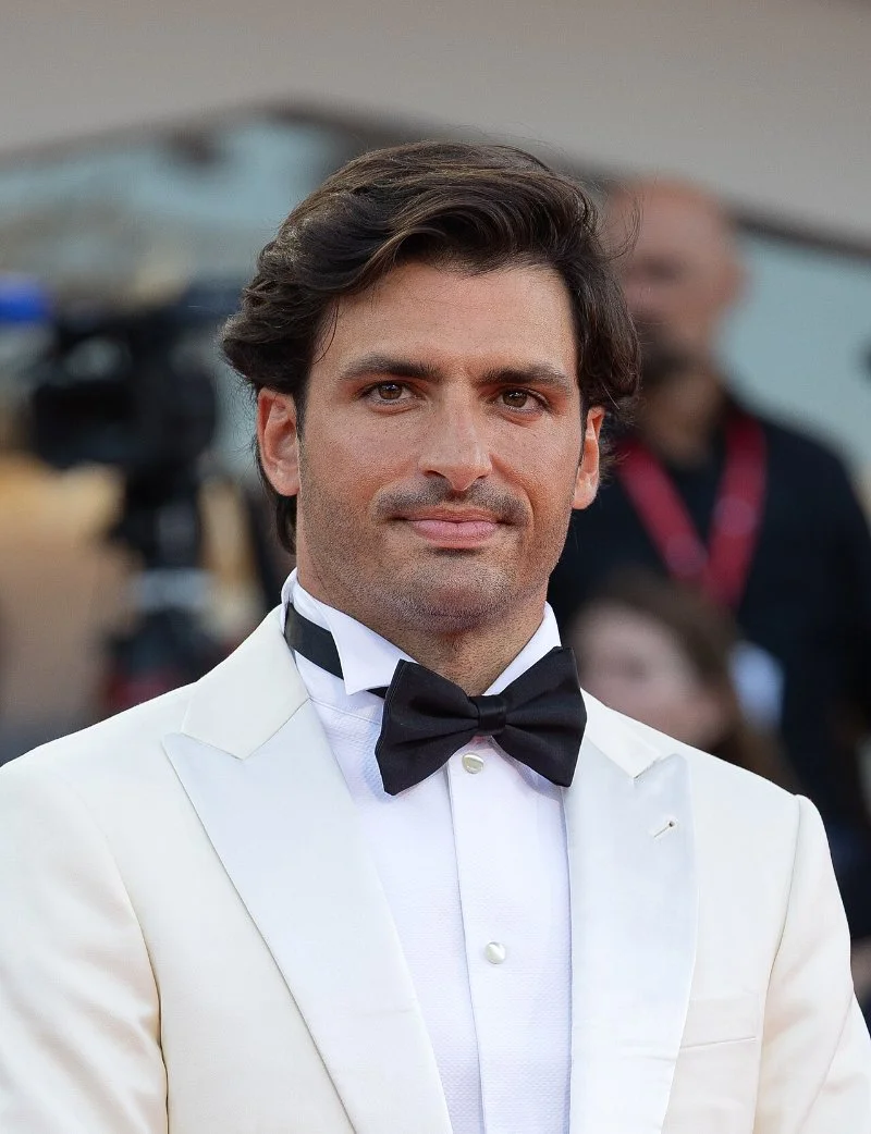 Carlos Sainz, piloto da Williams, de smoking branco no Festival de Veneza
