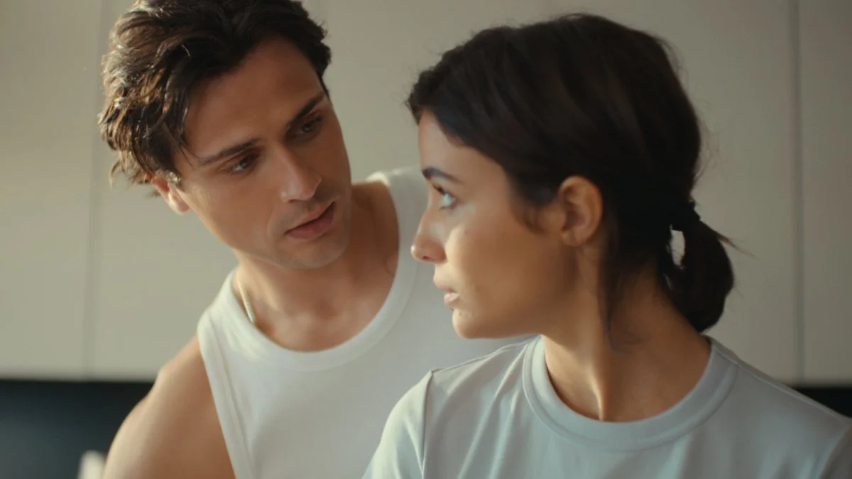 Carmen Kassovitz e Baptiste Masseline como Lois e Lane na série Campus Drivers do Prime Video