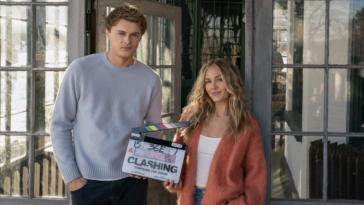 Christopher Briney e Michelle Randolph nos bastidores do filme Clashing Through the Snow
