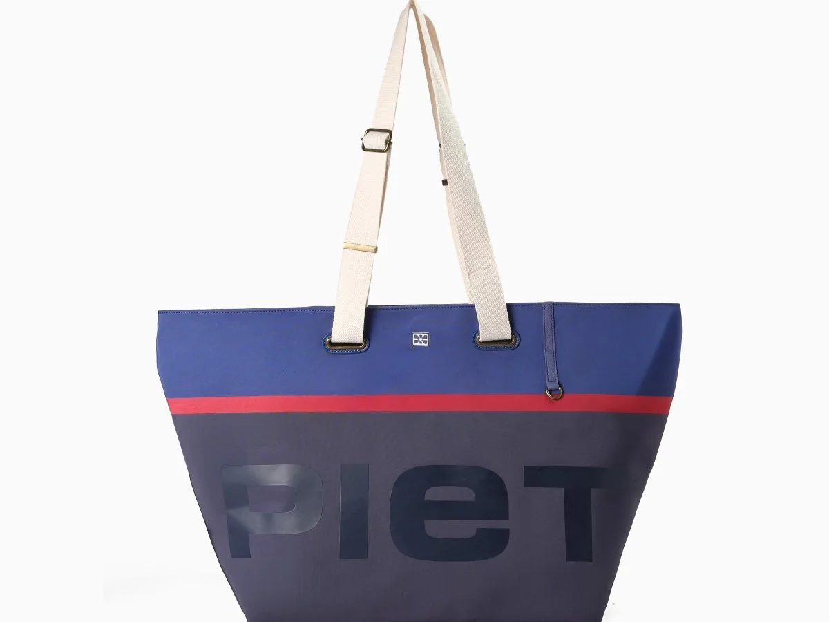Bolsa tote maxi azul-escura da collab Piet + Pool com logo Piet