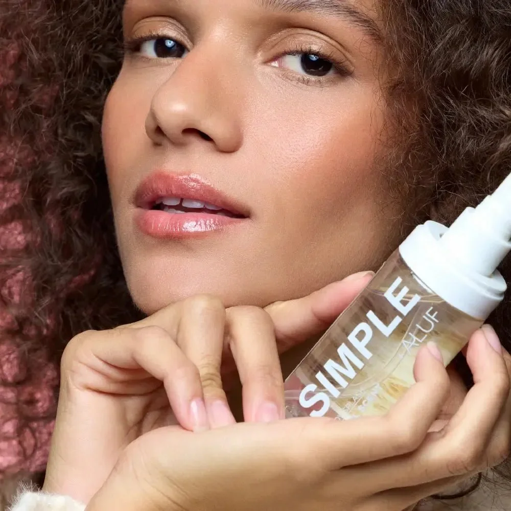 Modelo segura o body splash Rebel Scent, collab da Simple Organic com a Aluf
