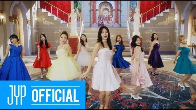 Cena do clipe de What is Love?, do TWICE, um dos grupos de K-pop mais ouvidos do Brasil