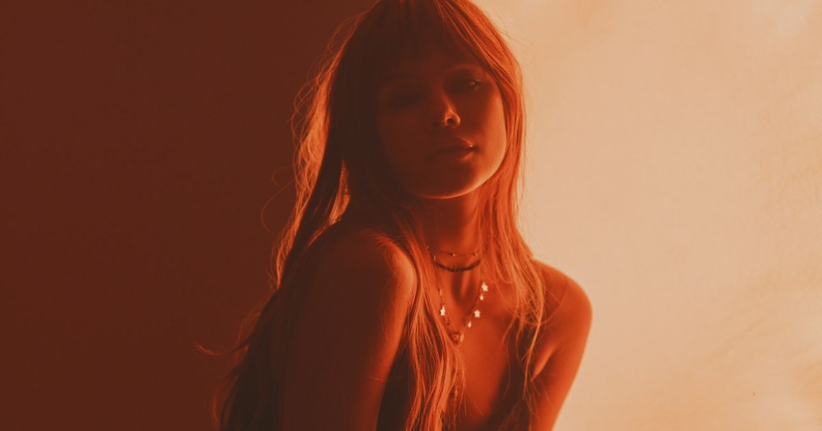 “TANTAS FORMAS DE DIZER ADEUS”: Clarissa redefine o pop/rock em seu novo álbum