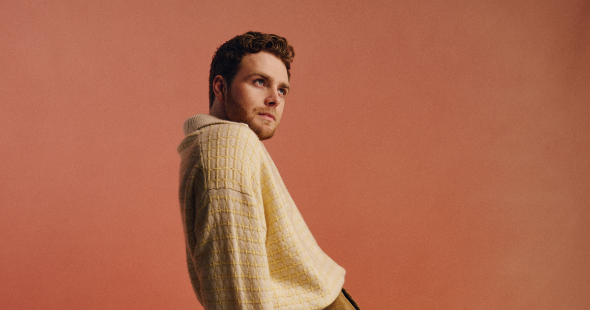 Alex Warren abre nova era com o single ‘Fever Dream’ após ano histórico