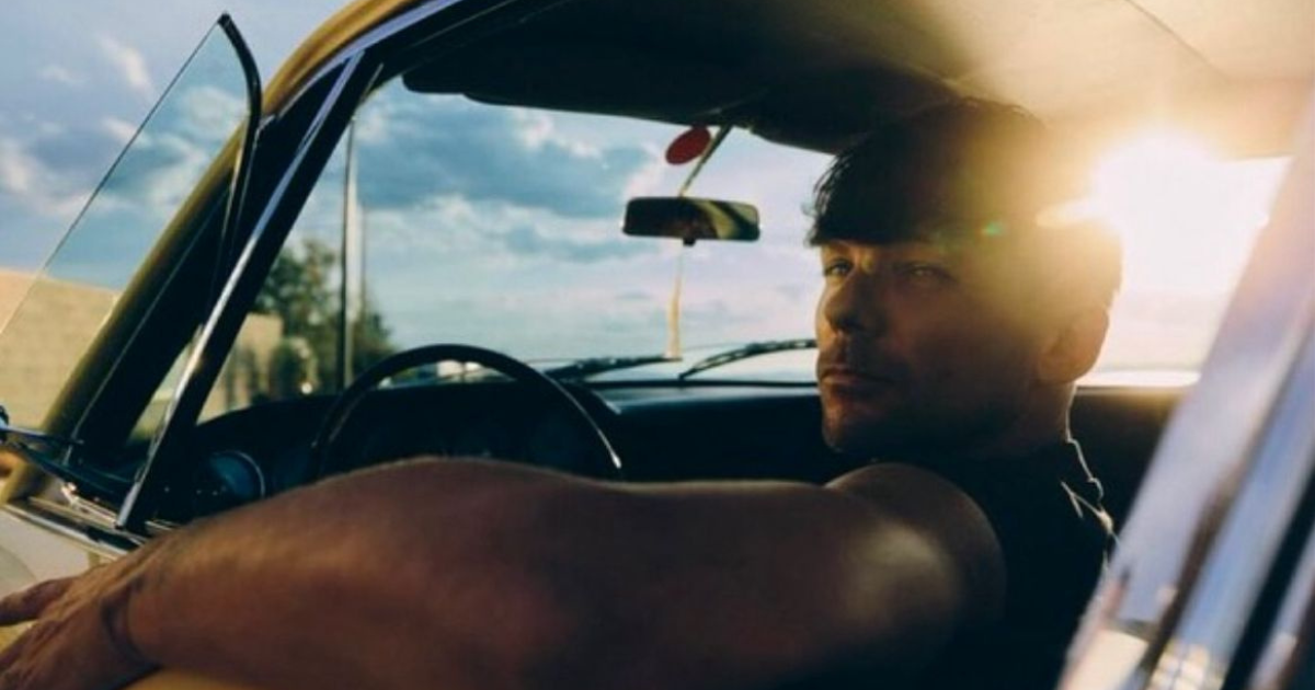 Novo álbum de Louis Tomlinson inicia uma era de leveza e introspecção