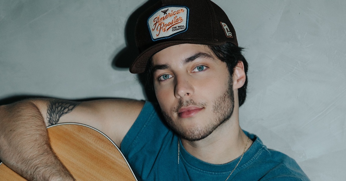 Enzo Ferro consolida nova fase artística com o lançamento do EP ‘Agora’