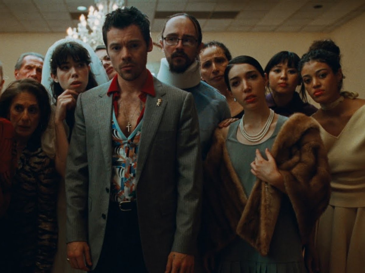Harry Styles lança clipe de “Coming Up Roses” em aula de dança inusitada